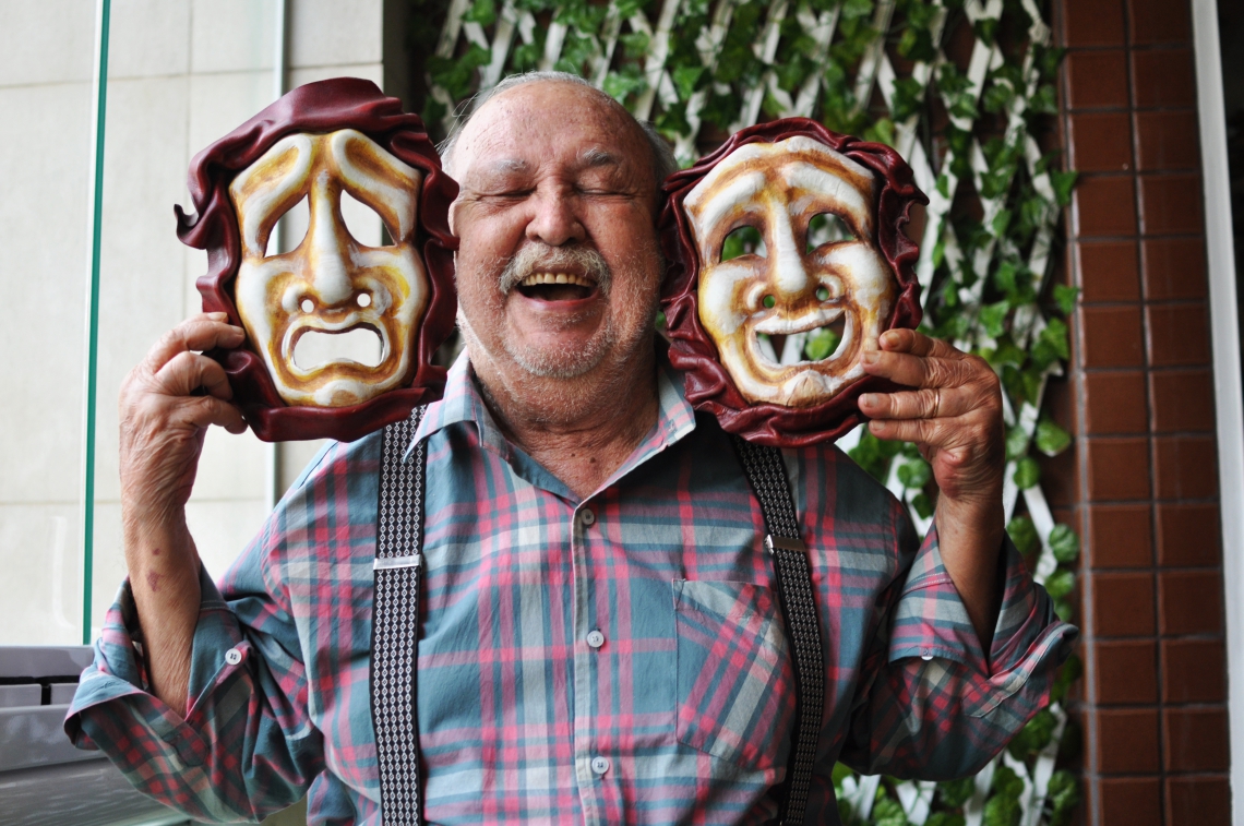 FORTALEZA, CE, BRASIL, 22-03-2017: Haroldo Serra, ator e diretor de teatro, fundador do grupo Comédia Cearense. Páginas Azuis - Haroldo Serra, teatrólogo.  *** Local Caption *** Publicada em 27/03/2017 - CP e PA 10 (Foto: Mariana Parente em 22/3/2017)