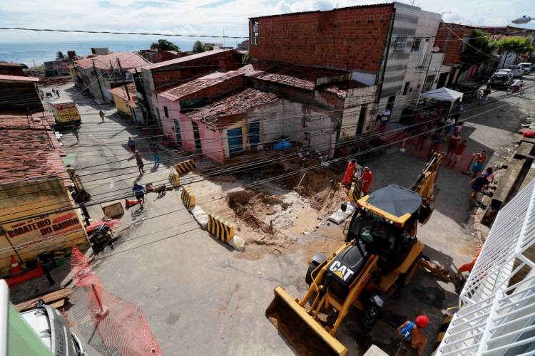 Cratera que engoliu um duplex no Bairro Pirambu voltou a abrir neste domingo mesmo depois do local ter sido aterrado de forma emergencial, por equipes da Prefeitura de Fortaleza. 