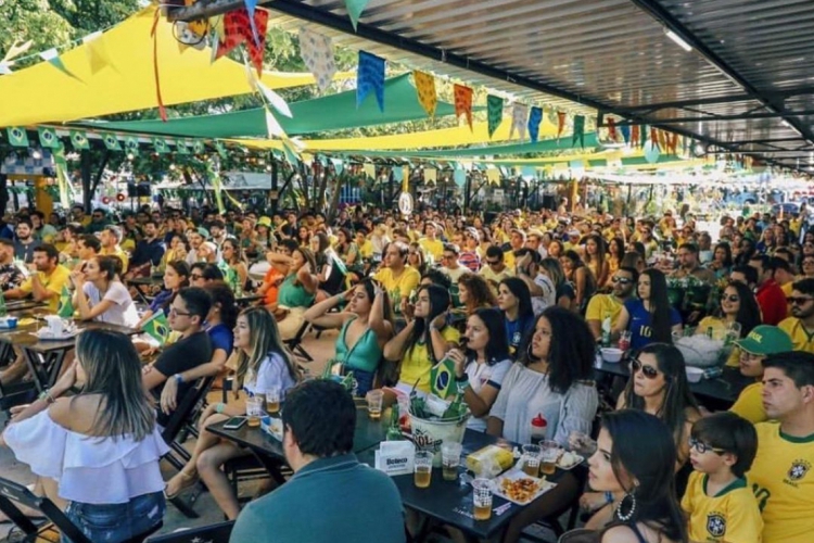 Cerveja e dose de cachaça grátis: bares lançam promoções para jogo do Brasil  na Copa