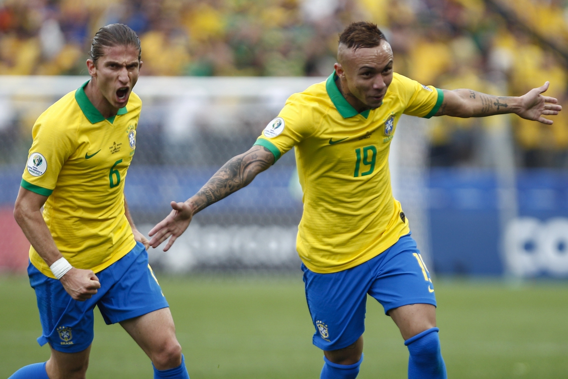 Brazil's Everton (R) is followed by teammate Filipe Luis after scoring the team's third goal against Peru during their Copa America football tournament group match at the Corinthians Arena in Sao Paulo, Brazil, on June 22, 2019. (Photo by Miguel SCHINCARIOL / AFP)