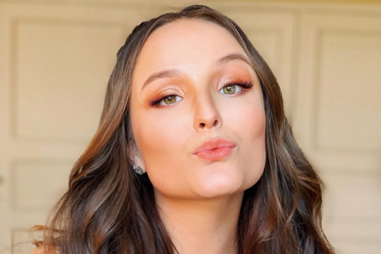 Larissa Manoela revela sonho de ser mãe antes dos 30.