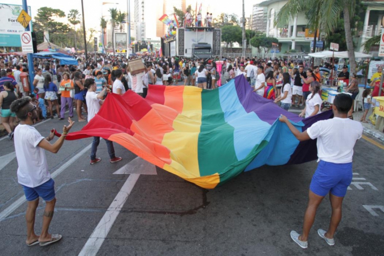 Parada pela Diversidade Sexual de Fortaleza acontece tradicionalmente na avenida Beira Mar