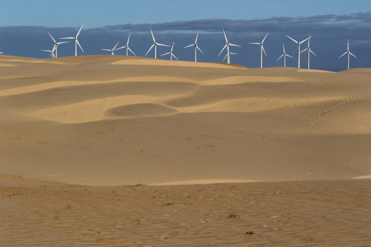 PARACURU, CE, BRASIL, 29.06.2019: torres de energia eolica vistas dos Lençois de Paracuru.  (Fotos: Fabio Lima/O POVO)