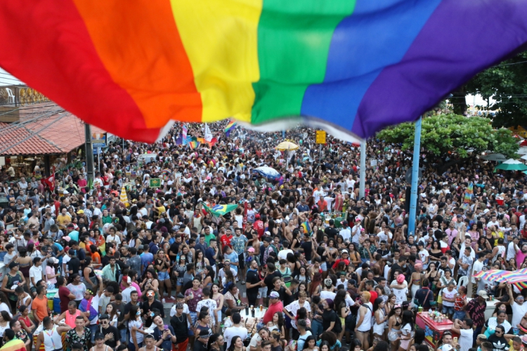 ª Parada pela Diversidade Sexual reúne multidão na Beira Mar