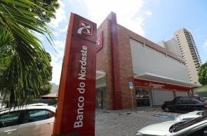 FORTALEZA,CE,BRASIL,03.07.2019: Artistas e produtores culturais se manifestam pedindo a continuidade dos centros culturais Banco do Nordeste, na sede do banco localizado na Avenida Santos Dumont. (fotos: Tatiana Fortes/ O POVO)