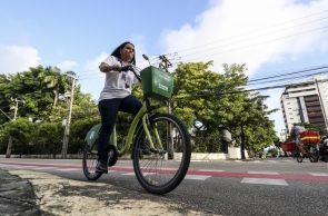 FORTALEZA, CE, BRASIL,  03-07-2019: Ciclovia, bicicletar, ciclista, cruzamento, bicicleta. (Foto: Alex Gomes/O Povo)