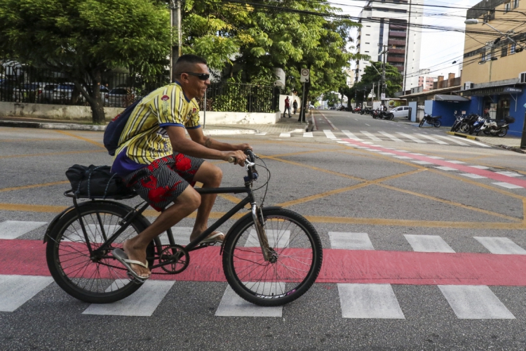 FORTALEZA, CE, BRASIL,  03-07-2019: Ciclovia, bicicletar, ciclista, cruzamento, bicicleta. (Foto: Alex Gomes/O Povo)