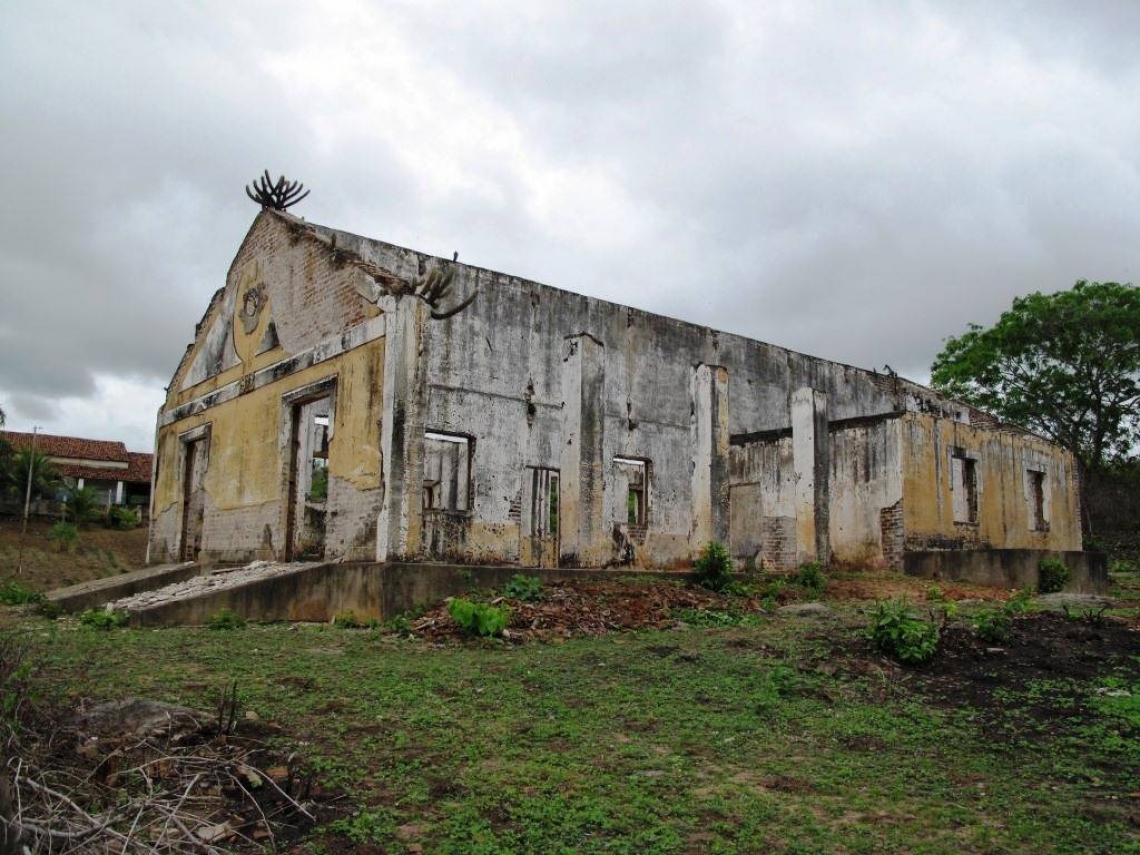 ￼PESSOAS FAMINTAS que tentavam chegar à Capital eram mantidas nos campos de concentração, mais conhecidos como currais do governo, sob vigilância de soldados (Foto: Fotos: Divulgação)