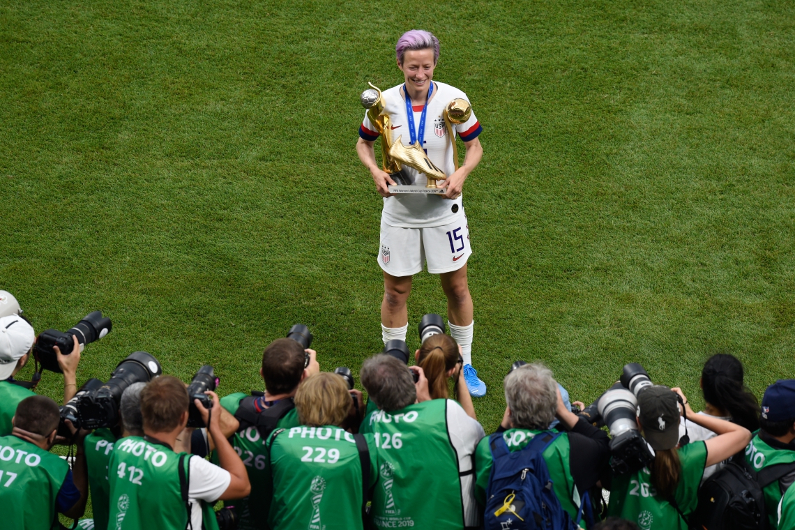 RAPINOE se tornou símbolo mundial do futebol feminino tanto pelo futebol, quanto pelo ativismo
 (Foto: Jean-Philippe KSIAZEK / AFP)