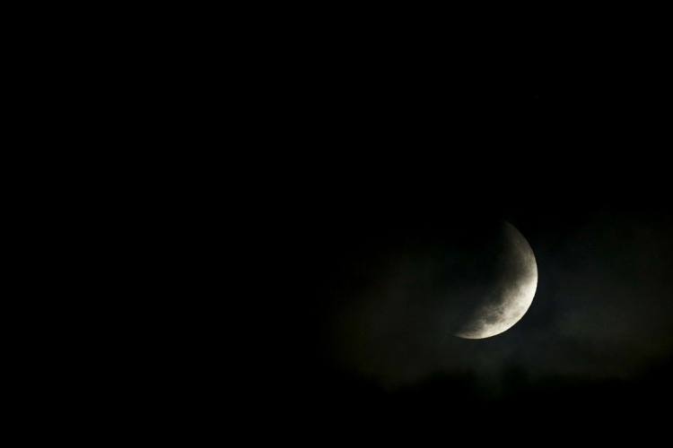 O eclipse lunar parcial desta sexta, 19, terá mais de três horas de duração; veja quais signos devem se preparar para esse evento astrológico