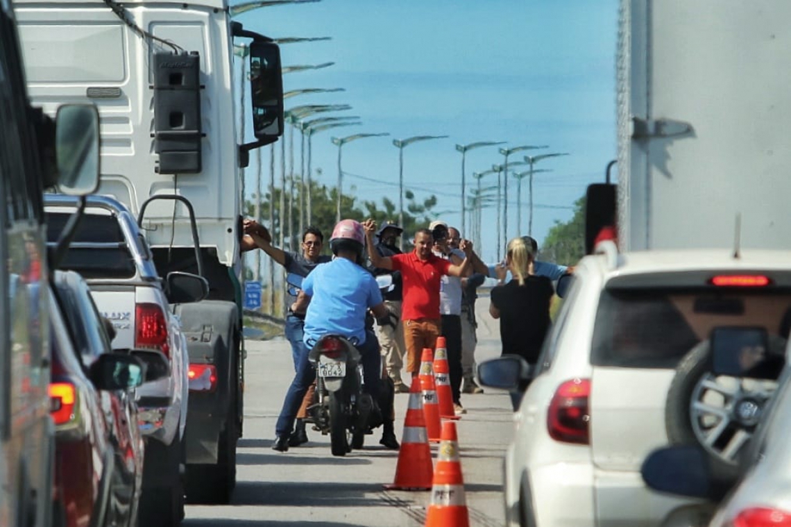 Grupo de caminhoneiros realiza paralisaÃ§Ã£o no km 43 da BR-116, em Horizonte