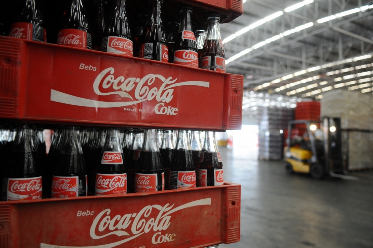 Fábrica da CocaCola é multada após denúncia de presença de insetos e