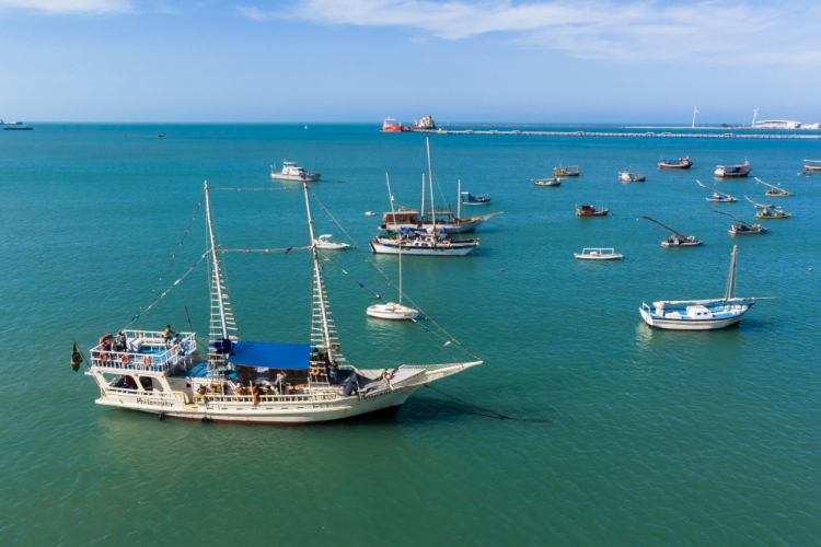 Vista aérea da Praia do Mucuripe com barcos ancorados