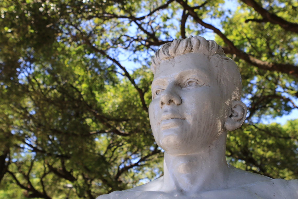 FORTALEZA, CE, BRASIL, 11.08.2019: Busto do estudante João Nogueira Jucá. No dia do estudante o corpo de Bombeiros do Ceará faz homenagem à João Nogueira Juca, estudante de 17 anos, que morreu salvando vitimas de incendio na casa de saude Cesar Cals no ano de 1959. praça da Lagoinha.  (Fotos: Fabio Lima/O POVO)(Foto: Fabio Lima)