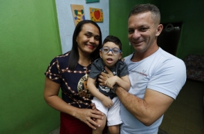 FORTALEZA, CE, BRASIL,  04-09-2019: Zirlandia Sousa e Everaldo Diniz são os pais de Artur Diniz que é portador de microcefalia. (Foto: Alex Gomes/O Povo)