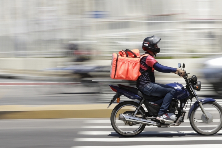 Tais trabalhadores são tidos como micro-empreendedores e não tem nenhum vínculo empregatício com as empresas.