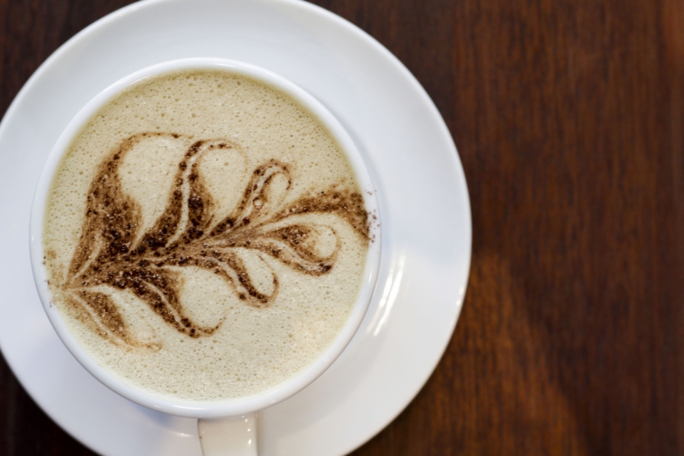 FORTALEZA, CE, BRASIL. 03-09-2019: Gastronomia: Le Pain Le Cafe. Ptao: Bolo de leite ninho com cappuccino. (Fotos: Deísa Garcêz/Especial para O Povo)