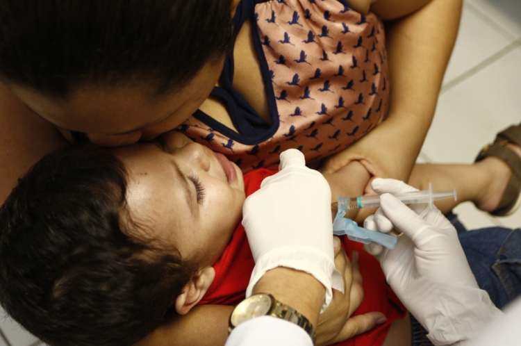  Vacinação contra sarampo no posto de saúde Irmâ  Hercília Aragão no bairro São João do Tauape 