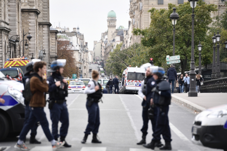 Ataque Com Faca Deixa Quatro Policiais Mortos Em Paris