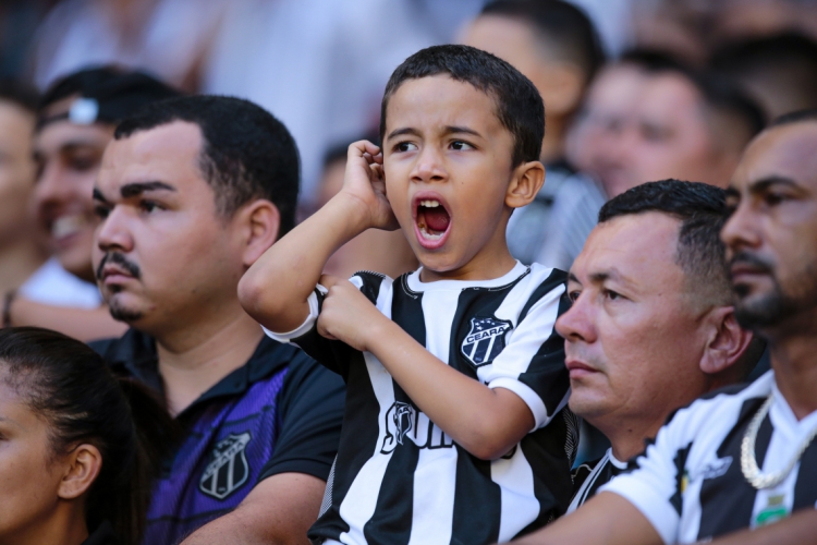 Decreto estadual em vigor a partir desta segunda-feira, 1º, libera presença de menores de 12 anos nos estádios cearenses sem a exigência do esquema vacinal completo. Na imagem, garoto acompanha jogo do Ceará válido pelo Campeonato Brasileiro 2019, na Arena Castelão.