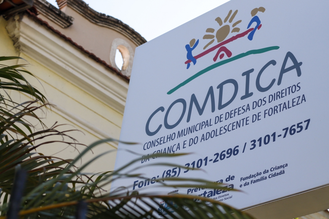 FORTALEZA, CE, BRASIL,  14-10-2019: Manifestantes protestam em frente ao Comdica (Conselho Municipal de Defesa dos Direitos da Criança e do Adolescente de Fortaleza) pela a anulação da eleição para conselheiro tutelar. (Foto: Alex Gomes/O Povo)