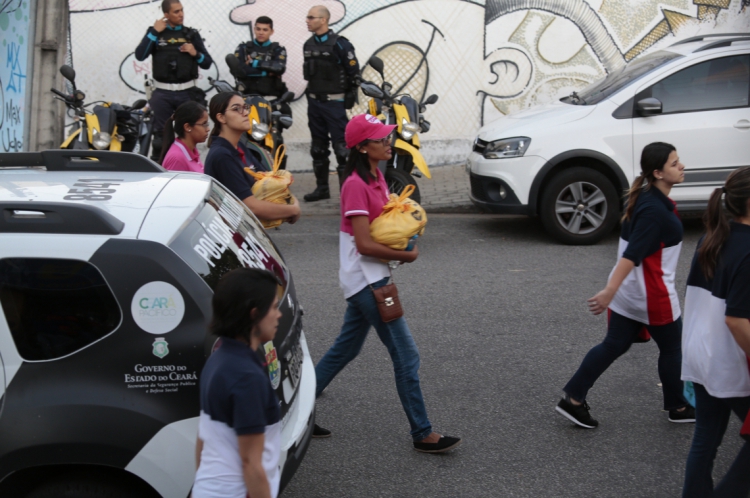 Várias pessoas chegam com mantimentos para as equipes de socorro