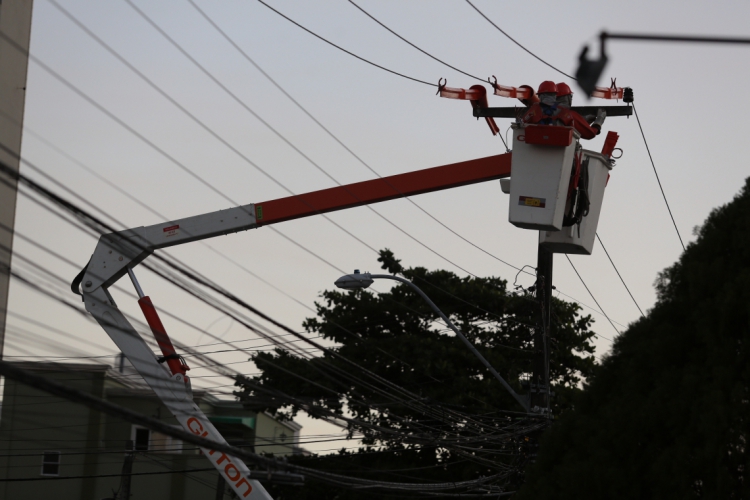 Condições climáticas e manutenção da rede elétrica foram impactaram sobre os indicadores, segundo a Enel