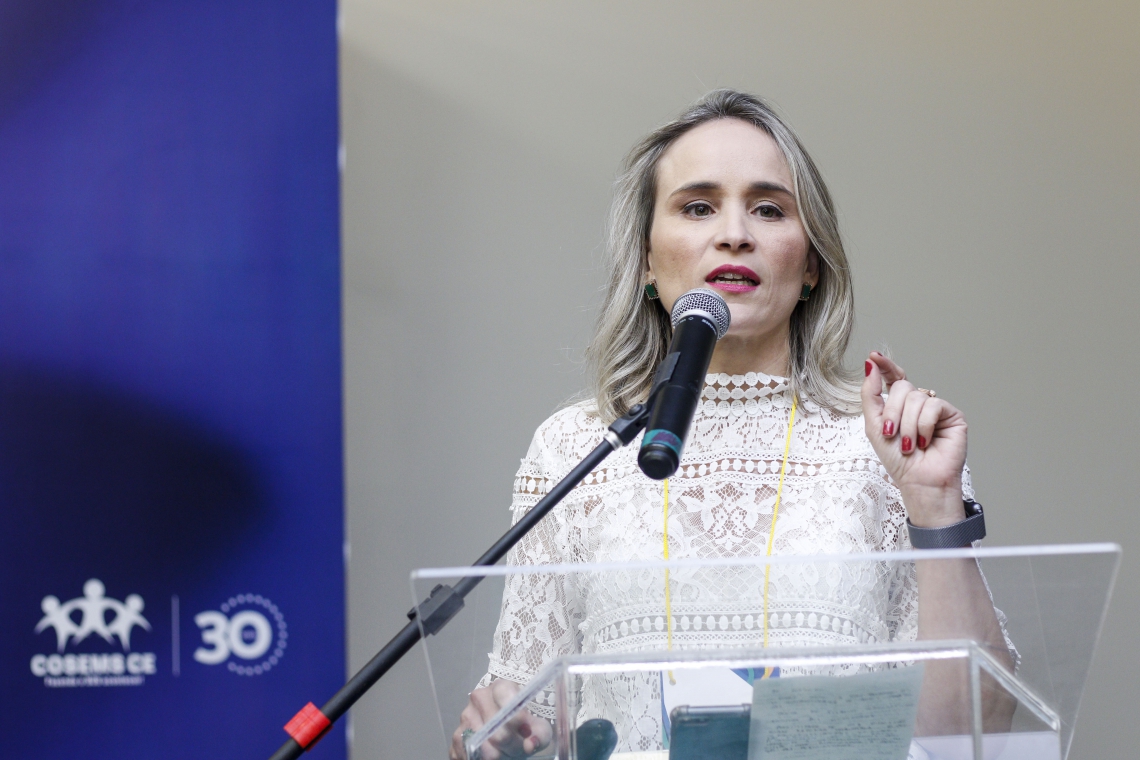 ￼A secretária da Fazenda, Fernanda Pacobahyba, propõe mexer no IRPJ e no FPE para reduzir perdas (Foto: Alex Gomes/ Especial para O POVO)