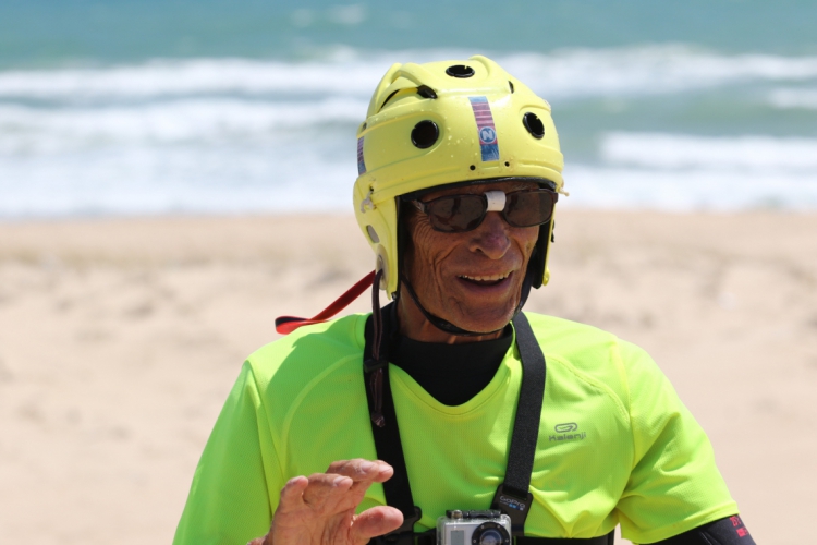 TAIBA, CE, BRASIL,24-10-2019: Ruediger Ran, Alemão de 81 anos vem para o Brasil praticar kite surf.  (Foto: Fabio Lima/O POVO)