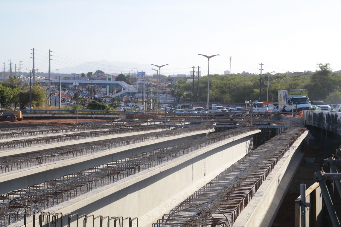 FORTALEZA-CE, BRASIL, 29-10-2019: Obras de duplicação do Viaduto que liga a Avenida Raul Barbosa e a Av. Alberto Craveiro e da drenagem da Avenida Alberto Craveiro. (Foto: Júlio Caesar/O Povo) (Foto: JÚLIO CAESAR)