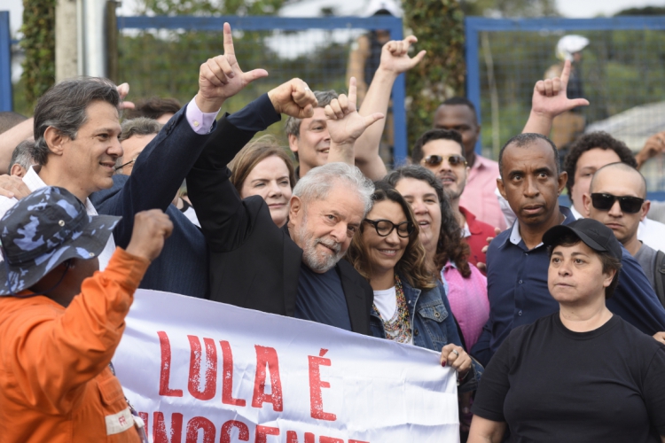 Lula ao lado de aliados, ao deixar a prisão na carceragem da Polícia Federal, em Curitiba, em 8 de novembro de 2019