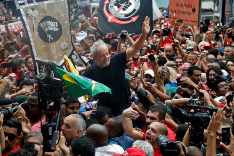 Saída de Lula da prisão, em 8 de novembro de 2019, após plenário do STF decidir que prisão deveria ser feita após o trânsito em julgado