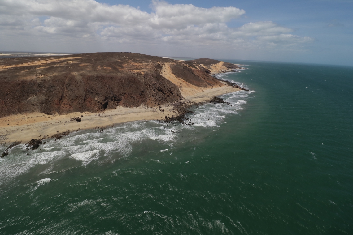 FORTALEZA-CE, BRASIL, 09-11-2019: Marinha realizou na manhã de hoje monitoramento do litoral oeste do estado do Ceará com a utilização de helicóptero. A aeronave percorreu 300 km dos 573 km de extensão do litoral oeste do estado. Acompanharam o monitoramento o secretário do meio ambiente Artur Bruno e o capitão da capitania dos Portos do Ceará o Capitão de Mar e Guerra Madson Cardoso. Na região de Cauípe fuzileiros navais e voluntários limpavam as areias da praia de manchas de óleo que apareceram nesta madrugada. A região já havia sido limpa na semana passada. (Foto: Júlio Caesar/O Povo) (Foto: JÚLIO CAESAR)