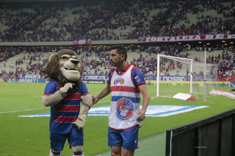 FORTALEZA-CE, BRASIL, 10-11-2019: Juba, mascote do Fortaleza e Bruno Melo, lateral esquerdo do Fortaleza. Fortaleza X Ceará - Campeonato Brasileiro Série A - Estádio Castelão. (Foto: Júlio Caesar/O Povo)