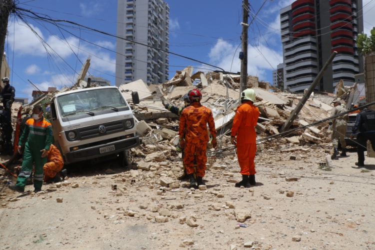 Equipe de resgate dos Bombeiros trabalharam nos escombros do edfifício