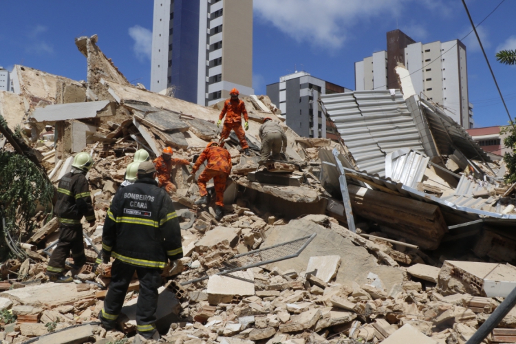 FORTALEZA, CE, BRASIL, 15-10-2019: Equipe de resgate dos bombeiros trabalham nos escombros. Desabamento de prédio no bairro Aldeota. (Foto: Mauri Melo/O POVO)