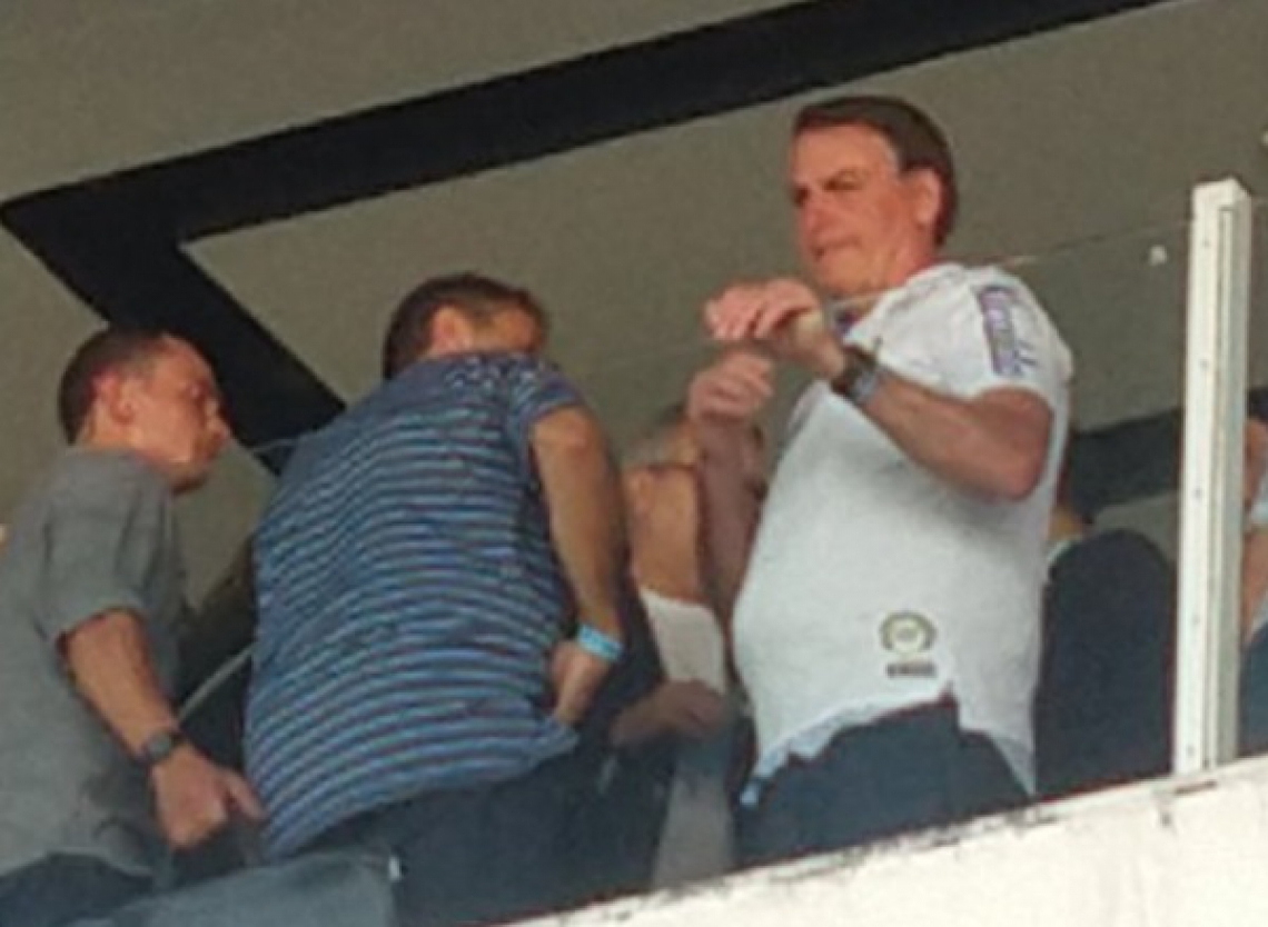 O PALMEIRENSE Bolsonaro vestiu a camisa do Santos (Foto: REPRODUÇÃO)