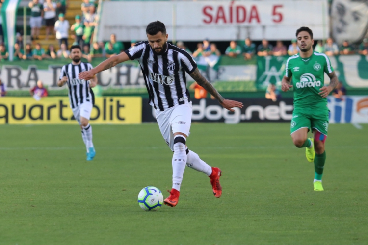 João Lucas em lance de ataque do Ceará na partida em Chapecó. 