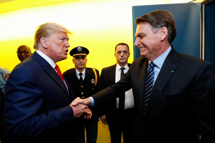 Jair Bolsonaro e Donald Trump se cumprimentam em Nova York, em dezembro de 2019