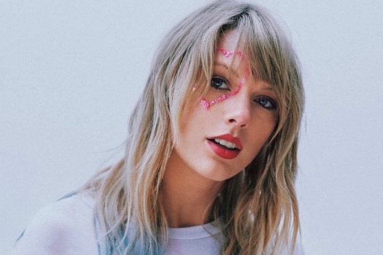 Taylor Swift lançou o single natalino 