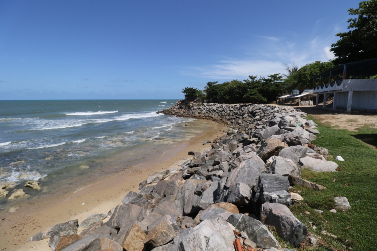  Avanço do mar na praia de Iparana, em Caucaia, resultado do processo erosivo na zona costeira 