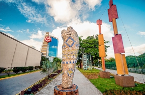 Escultura de Francisco Brennand no estacionamento do shopping Recife 