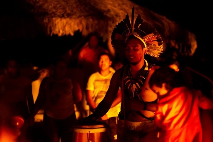 Indígenas dançam o torém. Tribo Tremembé da Barra do Mundaú
