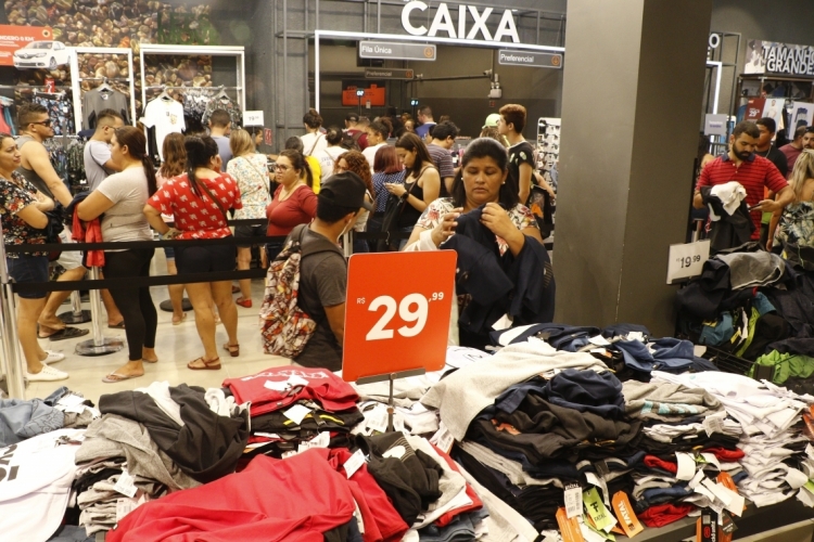 FORTALEZA, CE, BRASIL, 24-12-2019: Último dia pra fazer compras de Natal, nas lojas do Centro. (Foto: Mauri Melo/O POVO).