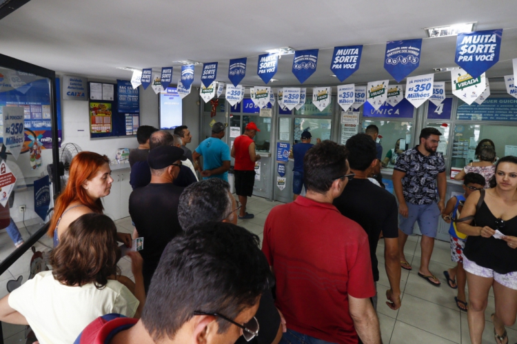 FORTALEZA, CE, Brasil. 30.12.2019: Movimentação em loterias. (Foto: Deísa Garcêz / Especial para O Povo)