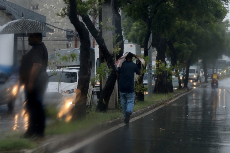 FORTALEZA, CE, BRASIL, 30.12.2019: Chuva em Fortaleza.  (Fotos: Fabio Lima/O POVO)