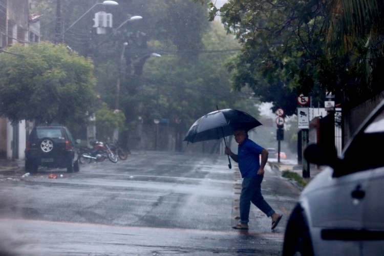 ￼ÁGUA DA CHUVA invadiu casas em Fortaleza, levando lixo que estava nas ruas