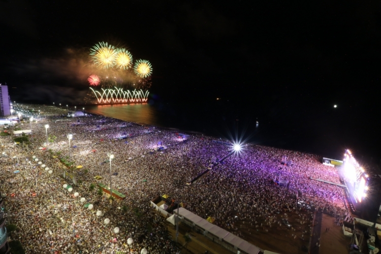 Imagem de festa de Réveillon em 2019; Neste ano, a queima de fogos será substituída por um show de drones