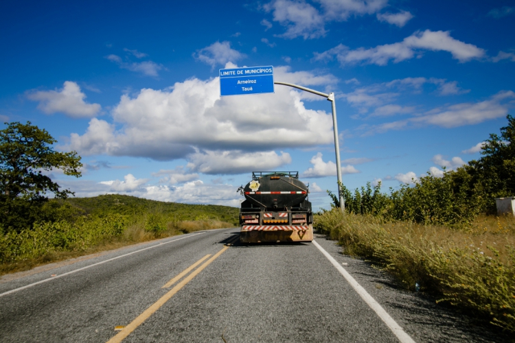 CE-176, entre os municípios de Tauá e Arneiroz. (FOTO: JÚLIO CAESAR/O POVO)