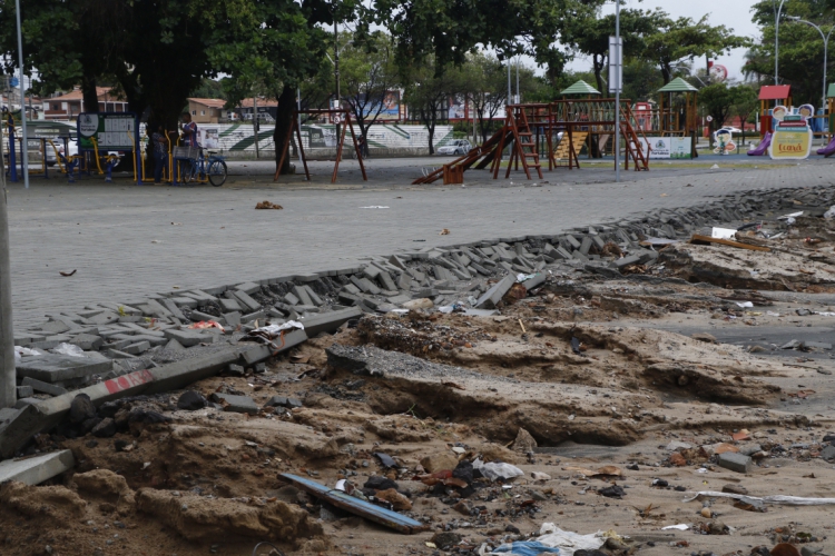 Praça da Parangaba tem piso destruído pela chuva três dias após ser entregue pela Prefeitura 